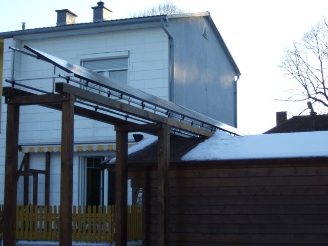 Aufgeständerte Photovoltaikanlage auf einem privaten Flachdach