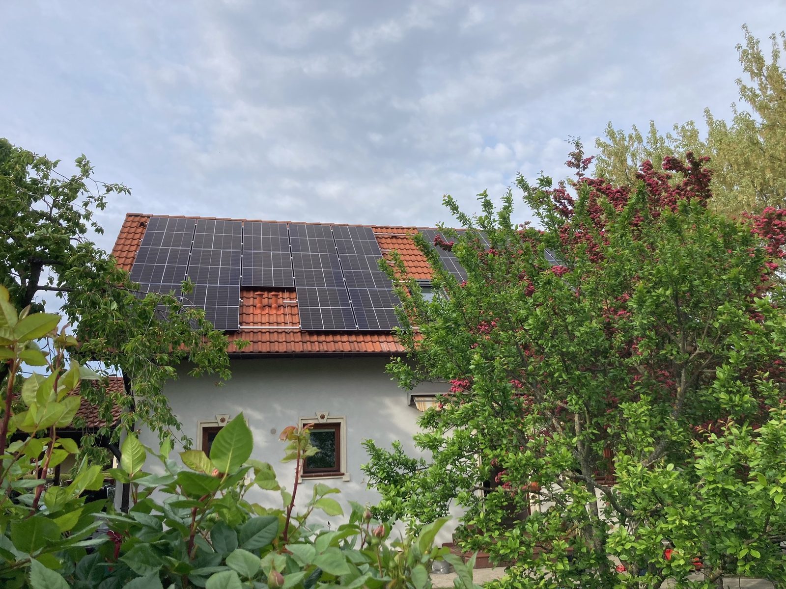Photovoltaikanlage auf Ziegeldach eines Einfamilienhauses