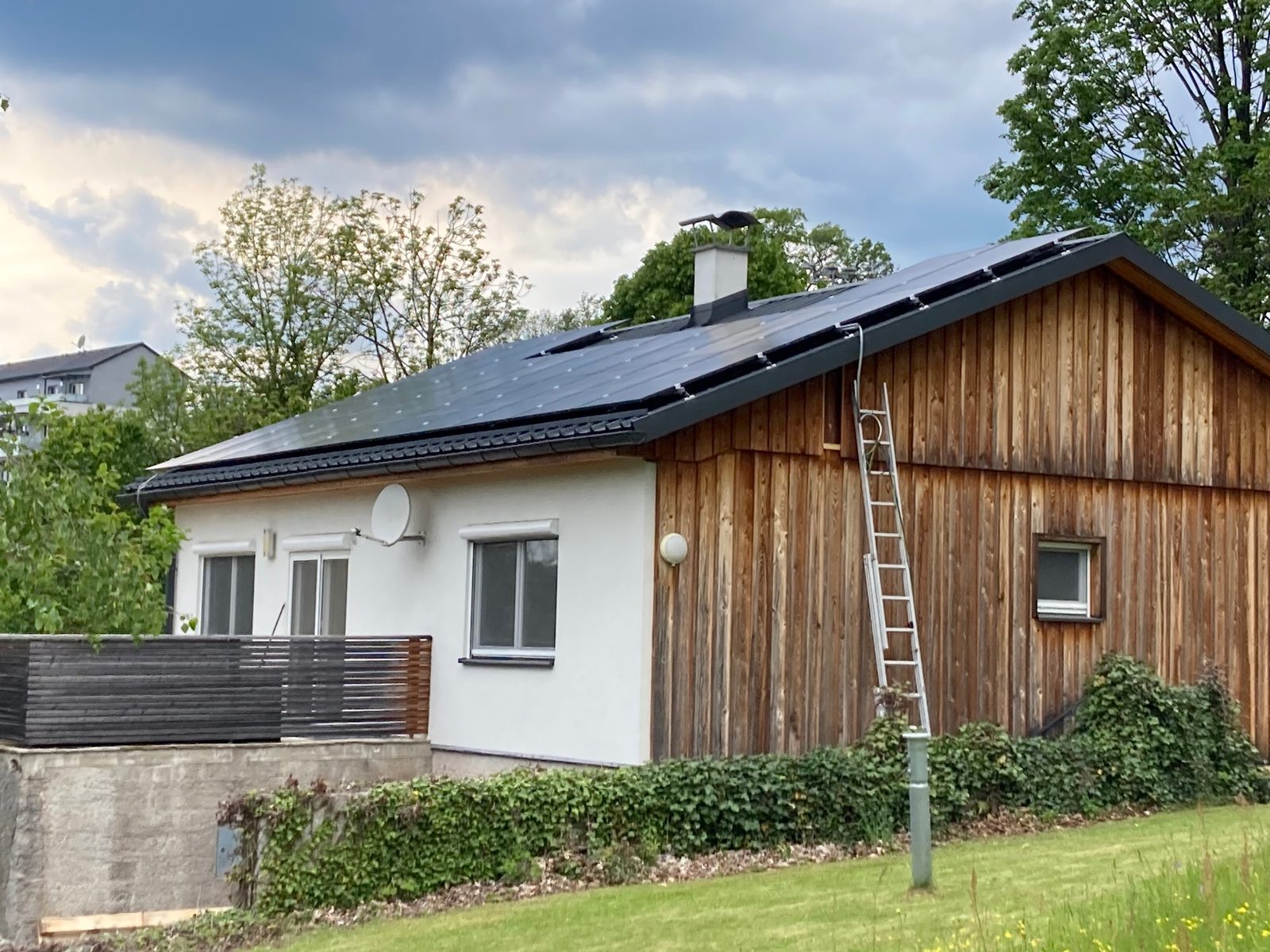 Photovoltaikanlage auf einem Einfamilienhaus mit Holzfassade