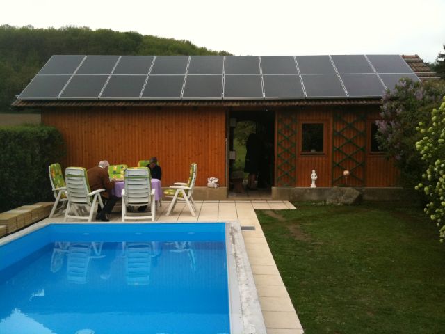 Photovoltaikanlage auf einem Einfamilienhaus mit Swimmingpool