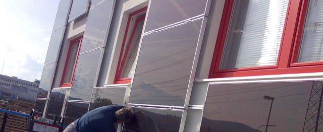 Photovoltaikanlage an einer Fassade