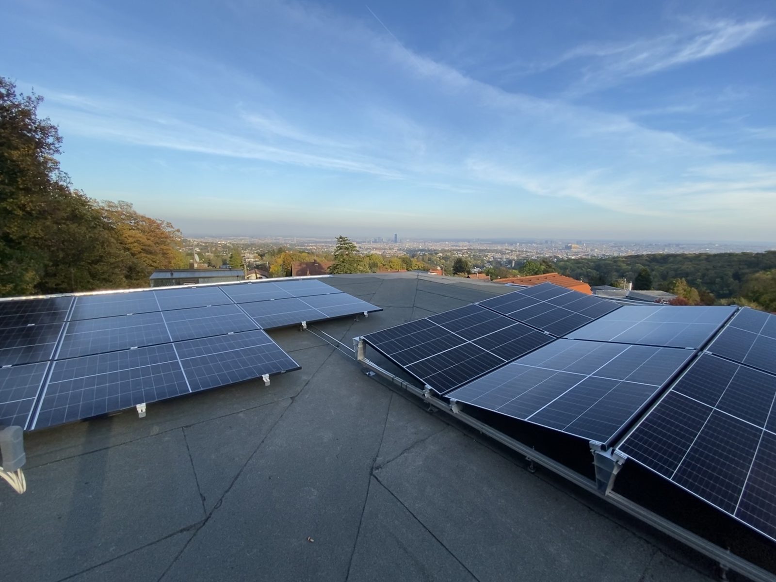 Aufgeständerte Photovoltaikanlage auf einem Flachdach mit Fernblick