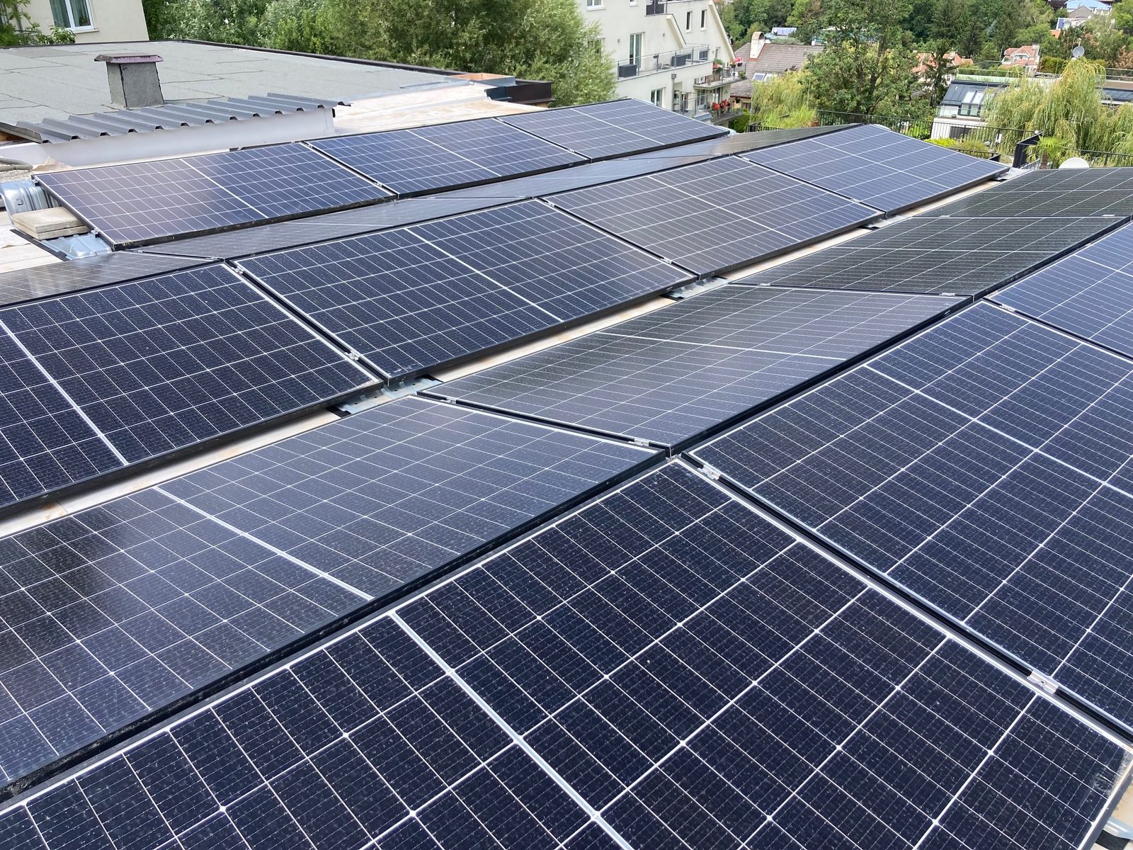Großflächige Photovoltaikanlage auf einem Flachdach