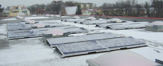Photovoltaikanlage auf einem industriellen Flachdach