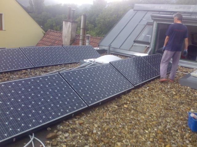 Photovoltaikanlage auf Flachdach mit Kieswanne