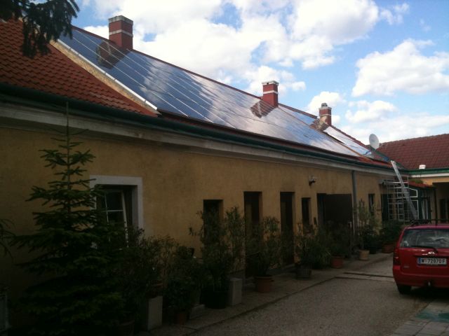 Photovoltaikanlage, montiert in einem Innenhof