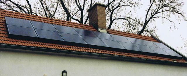Photovoltaikanlage auf einem Dach in der Innenstadt