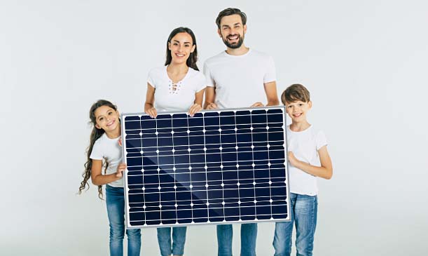 Junge Familie mit Photovoltaikmodul