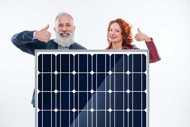 Lachendes Ehepaar mit einem Photovoltaikmodul