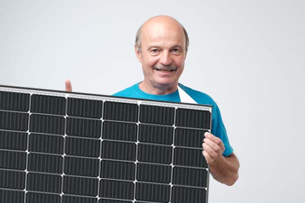 Mann präsentiert ein Photovoltaikmodul