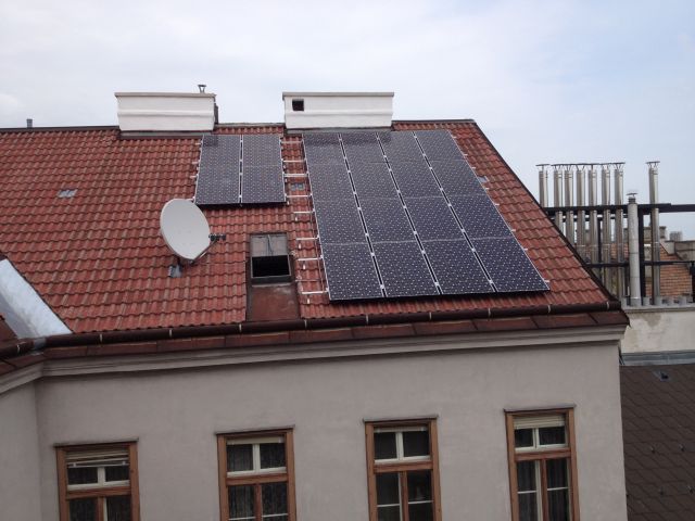 Photovoltaikanlage auf einem hohen Mehrparteienhaus