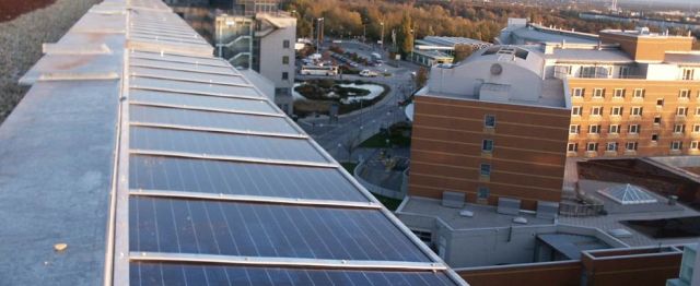 Photovoltaikanlage auf dem Vordach eines Mehrparteienhauses