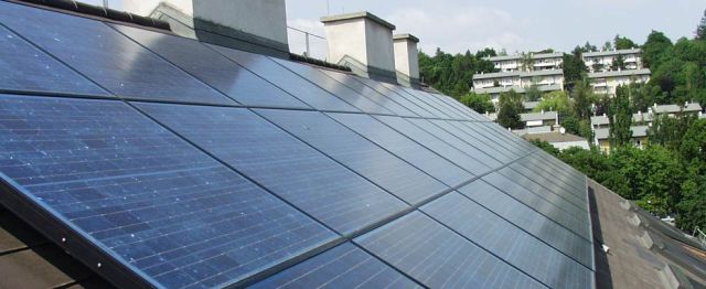 Photovoltaikanlage auf einem Mehrparteienhaus in Wien