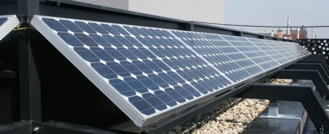 Netzgekoppelte Photovoltaikanlage auf einem Haus in Wien
