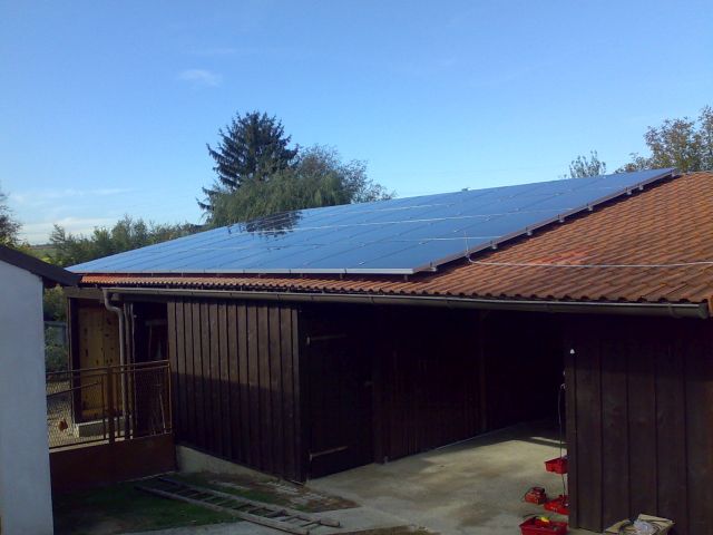 Photovoltaikanlage auf einem niedrigen Dach