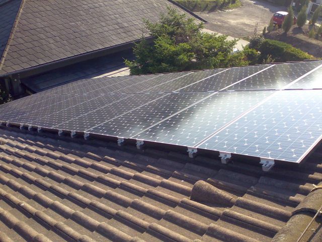 Private Photovoltaikanlage auf einem Wohnhausdach
