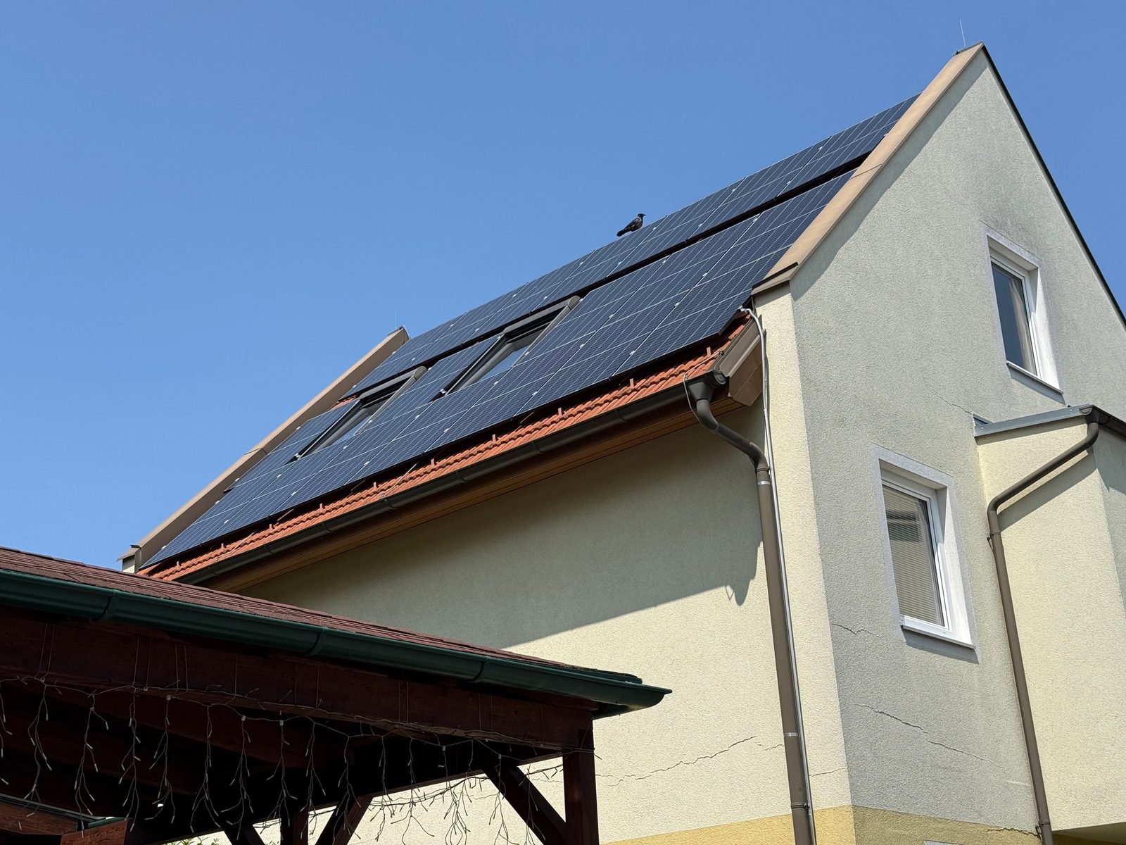 Photovoltaikanlage auf Satteldach mit Dachfenstern