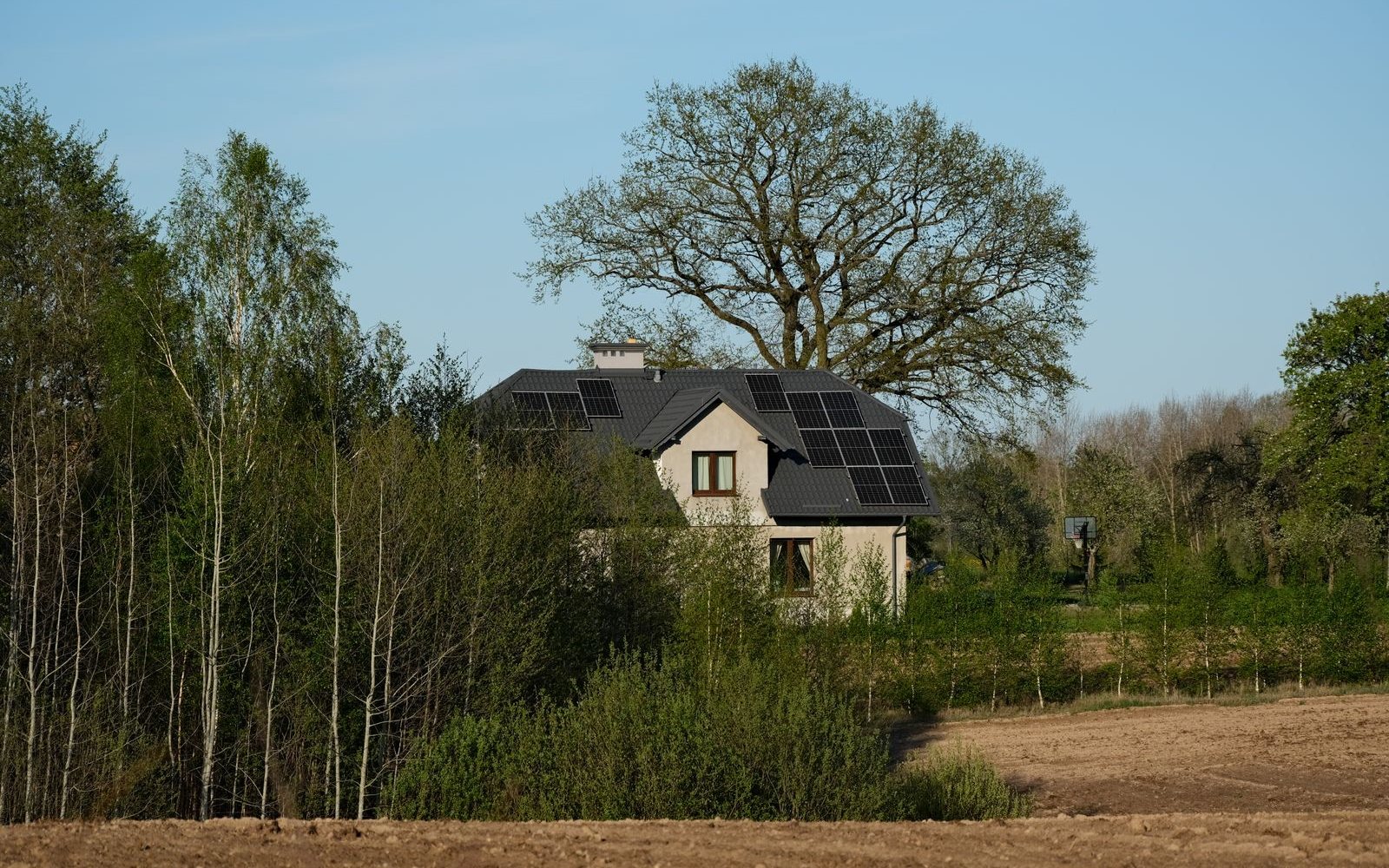 Photovoltaikanlage auf Einfamilienhaus für hohen Eigenverbrauch – Unabhängigkeitssystem mit Blackout-Schutz