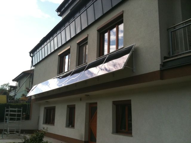 Photovoltaikanlage auf dem Vordach eines Privathauses