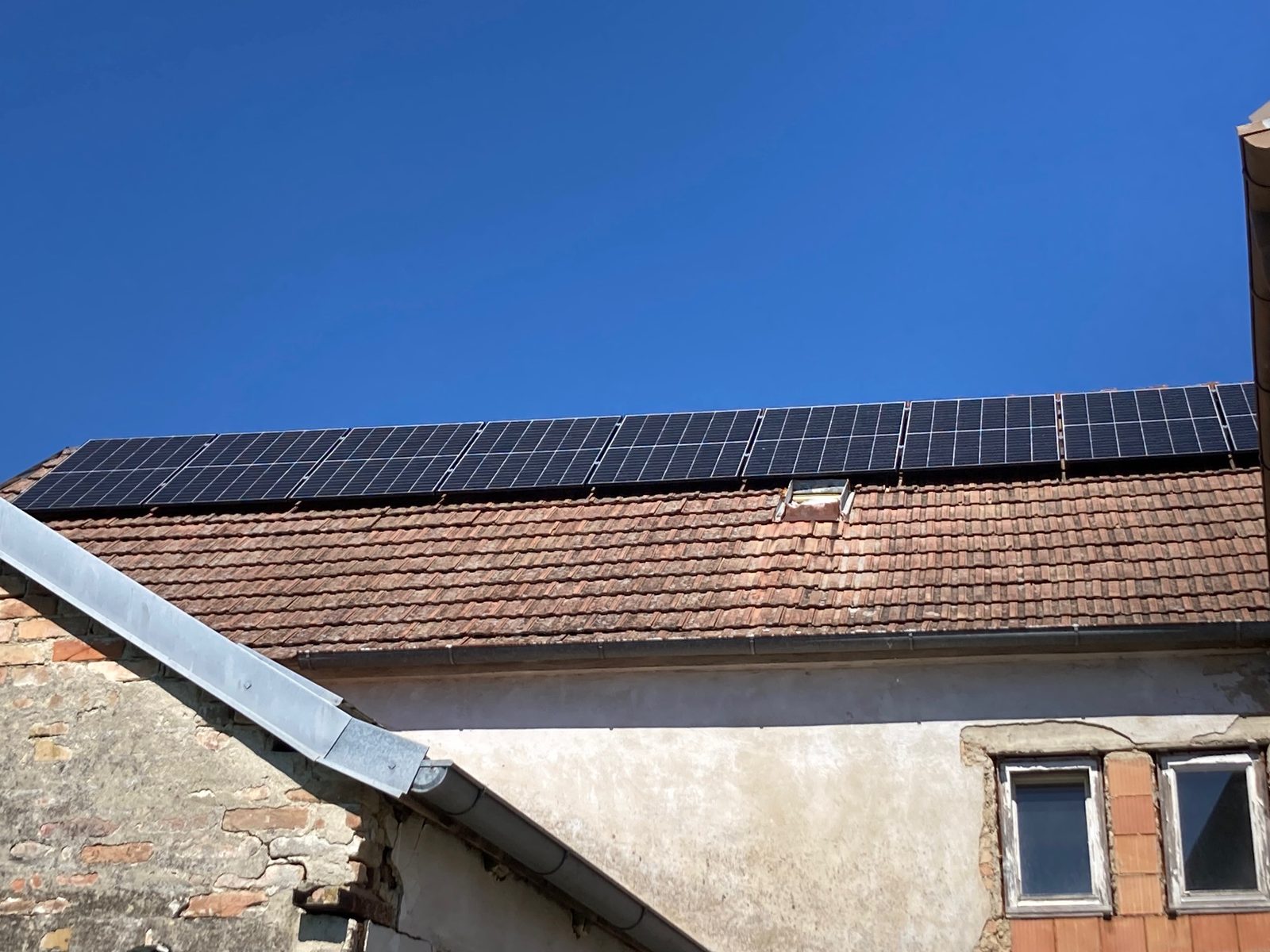 Photovoltaikanlage auf dem Ziegeldach eines Altbaus