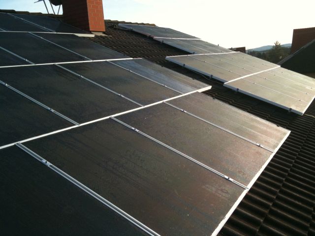 Asymmetrisch angeordnete Photovoltaikmodule auf einem Ziegeldach