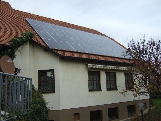 Photovoltaikmodule auf dem Ziegeldach eines Einfamilienhauses – Mitbau unter Meisteranleitung