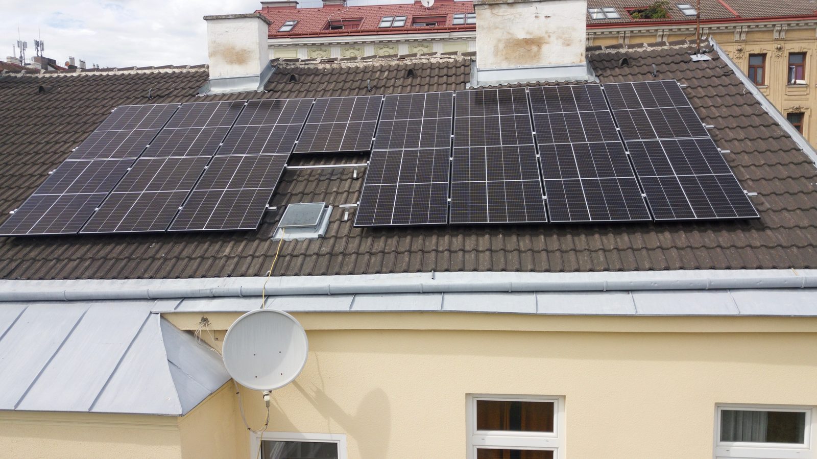 Photovoltaikanlage auf einem Ziegeldach in Wien