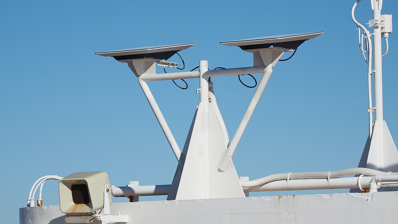 Starlink-Satellitenschüssel für Internet per Satellit – Photovoltaik Autarkiesystem